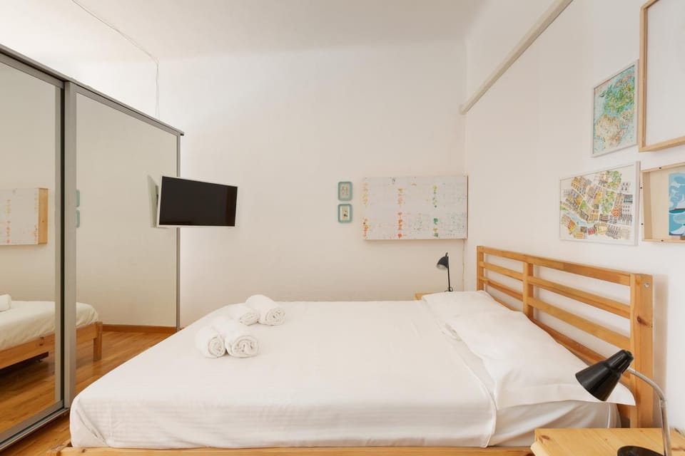 Bed, TV and multimedia, Photo of the whole room, Bedroom, towels