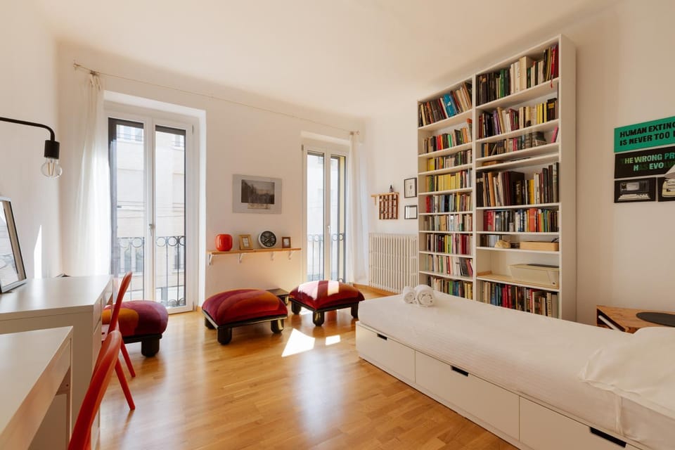 Bed, Library, TV and multimedia, Living room, Photo of the whole room, Seating area, Bedroom