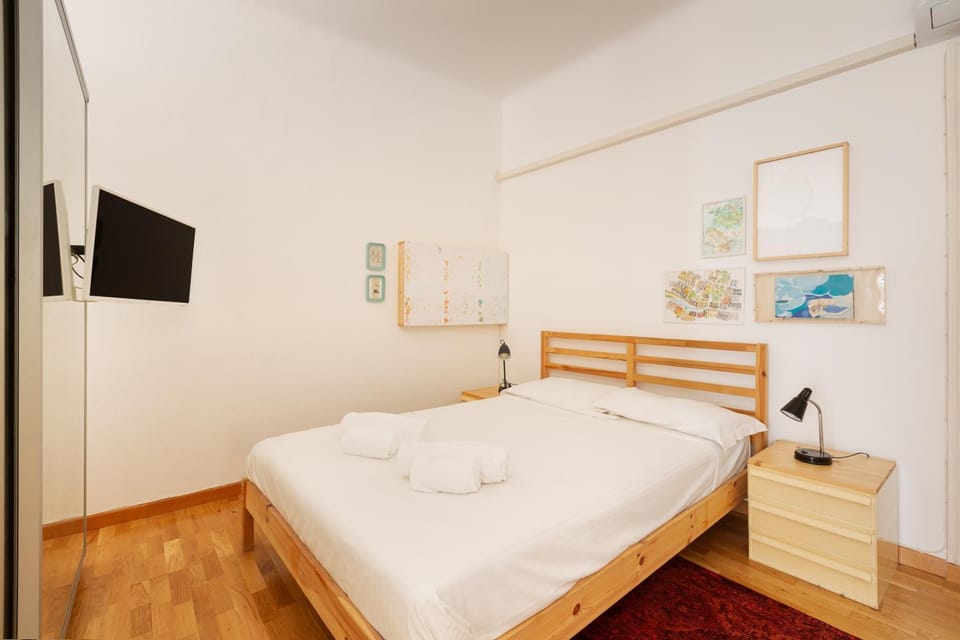 Bed, TV and multimedia, Photo of the whole room, Bedroom, towels