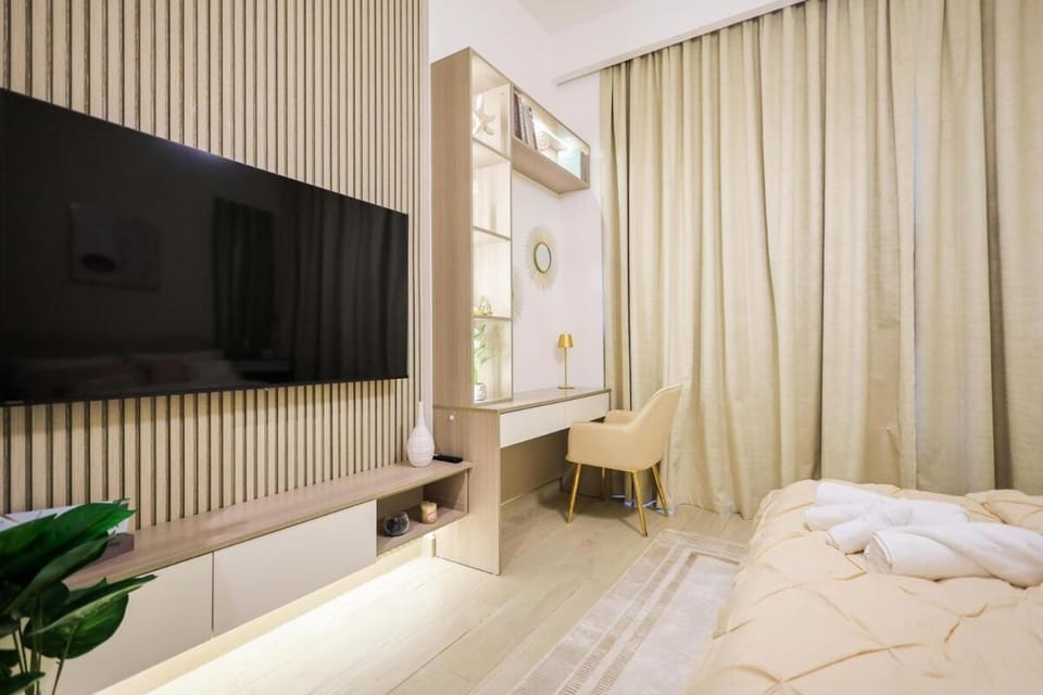 Bed, Seating area, Bedroom