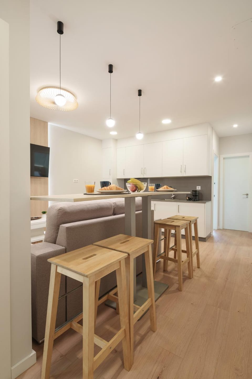 Kitchen or kitchenette, Living room, Seating area, Dining area