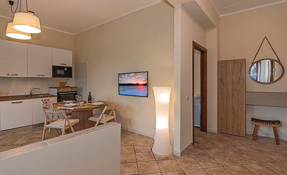 TV and multimedia, Kitchen or kitchenette, Dining area, oven, stove