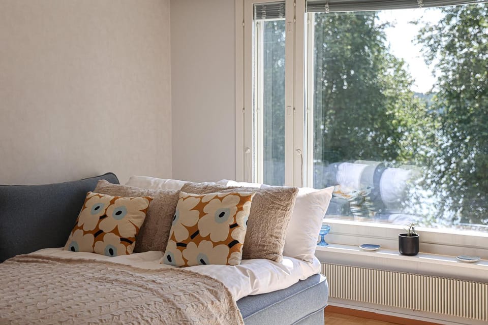 Bed, Living room, Photo of the whole room, Seating area, Bedroom