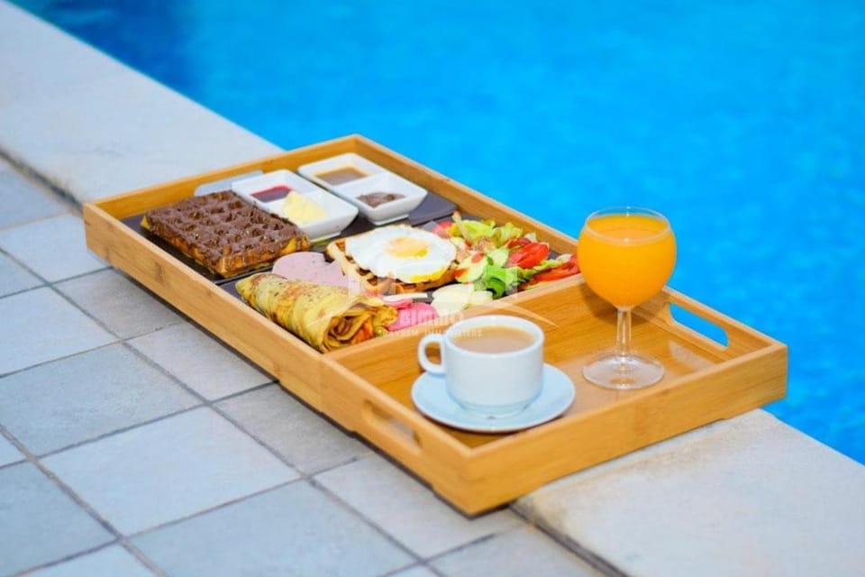 Coffee/tea facilities, Food and drinks, Food, Pool view, Swimming pool, Breakfast, Continental breakfast
