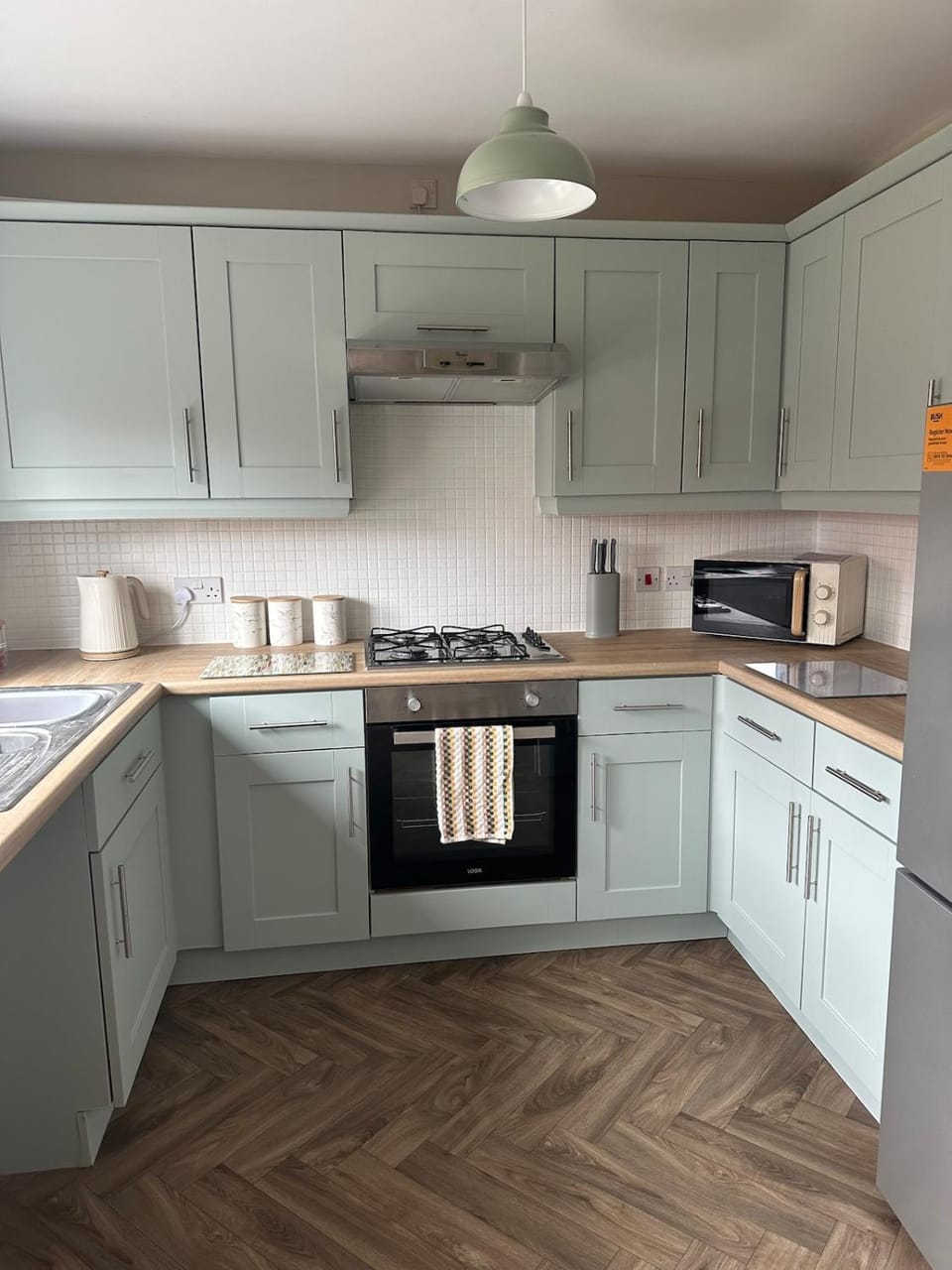 Coffee/tea facilities, Kitchen or kitchenette, dishwasher, stove, toaster