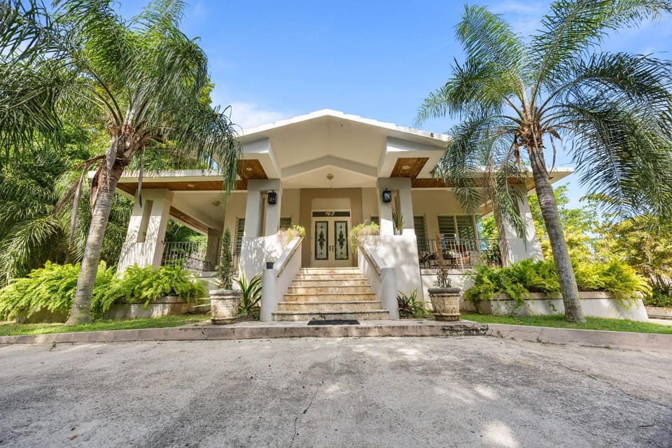 5 BR Villa w Huge Pool 10 min SJU Airport Villa in Carolina