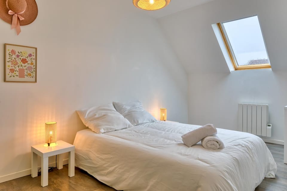 Bed, Photo of the whole room, Bedroom, towels