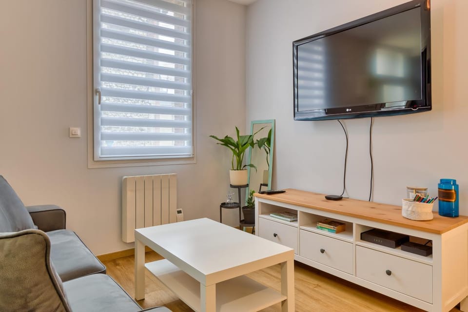 TV and multimedia, Living room, Seating area, internet