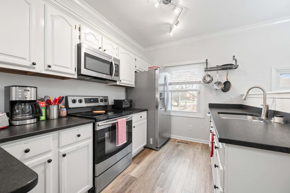 Mass Ave Gem and steps away from Yoga Studio Apartment in Indianapolis
