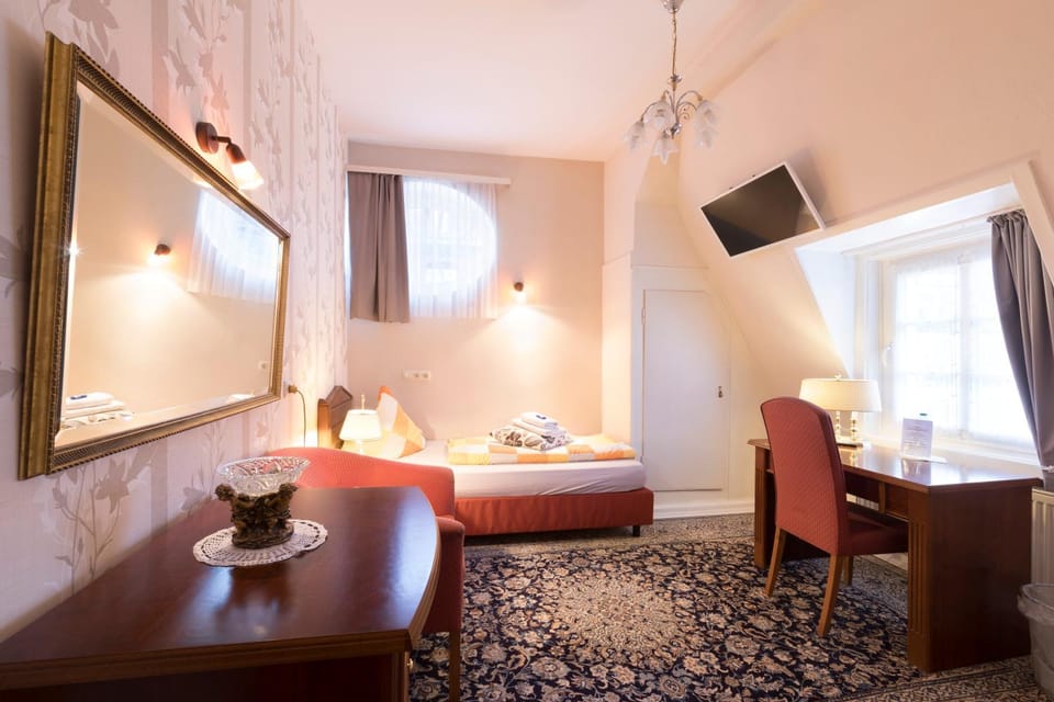 Photo of the whole room, Decorative detail