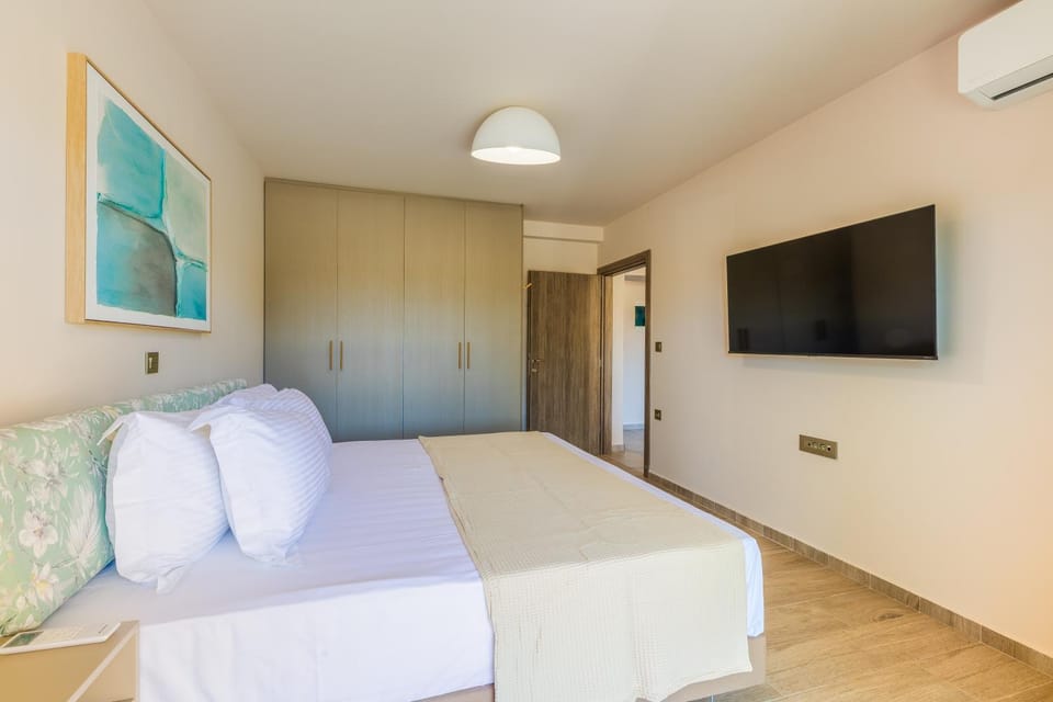 Bed, TV and multimedia, Photo of the whole room, Bedroom, wardrobe, air conditioner