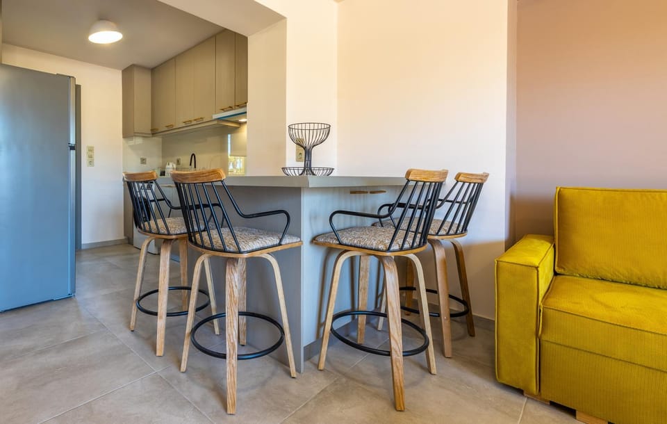 Kitchen or kitchenette, Living room, Seating area, Dining area