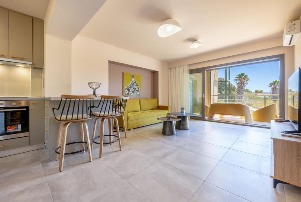 Patio, View (from property/room), Balcony/Terrace, Kitchen or kitchenette, Living room, Seating area, Dining area, oven, stove