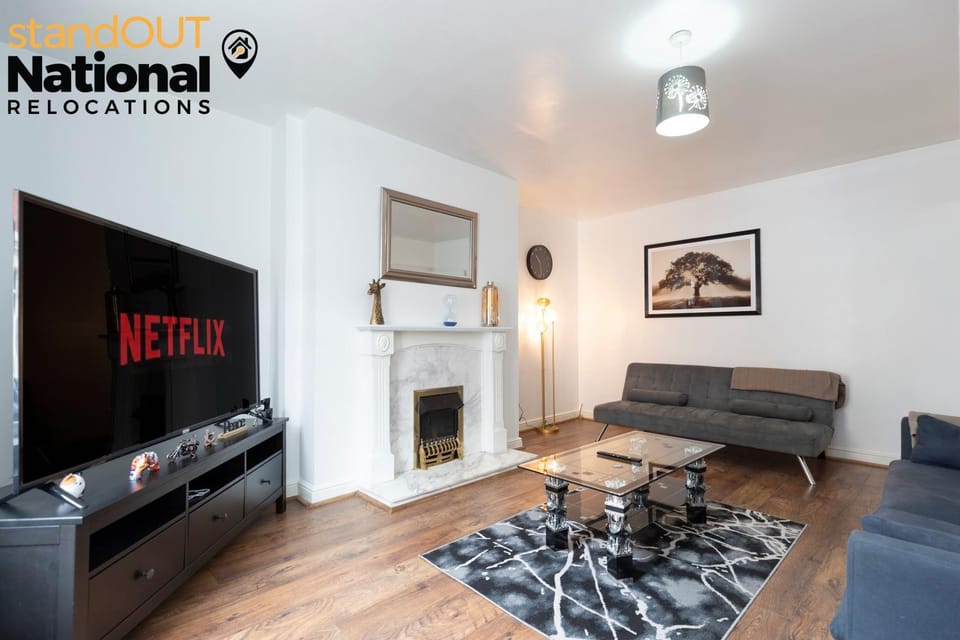 Communal lounge/ TV room, TV and multimedia, Living room, Seating area, Evening entertainment
