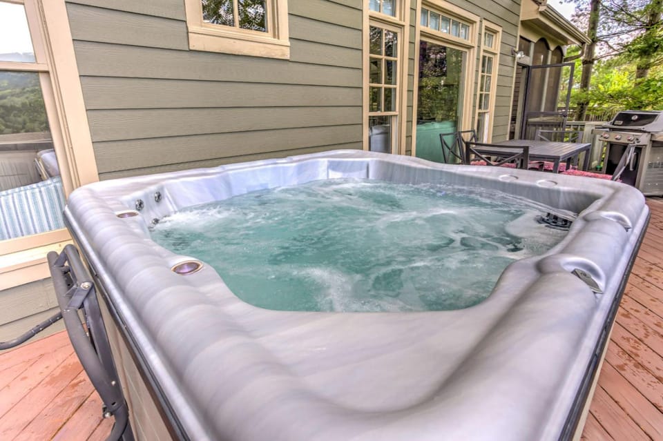 Mountain Grove Lodge - Outdoor Hot Tub, Large Screened-In Porch with TV + Close to Lake Petit House in Georgia