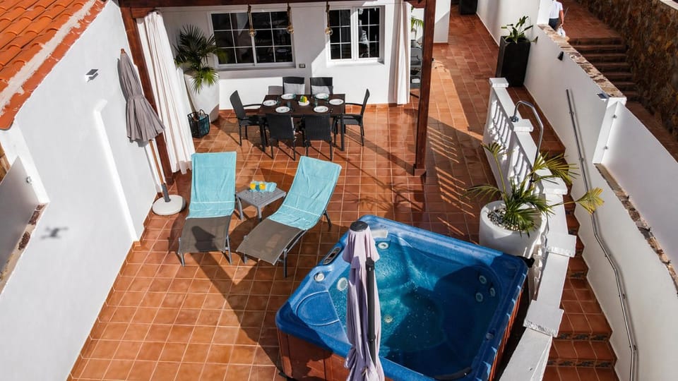 Day, Hot Tub, Balcony/Terrace, Dining area, sunbed