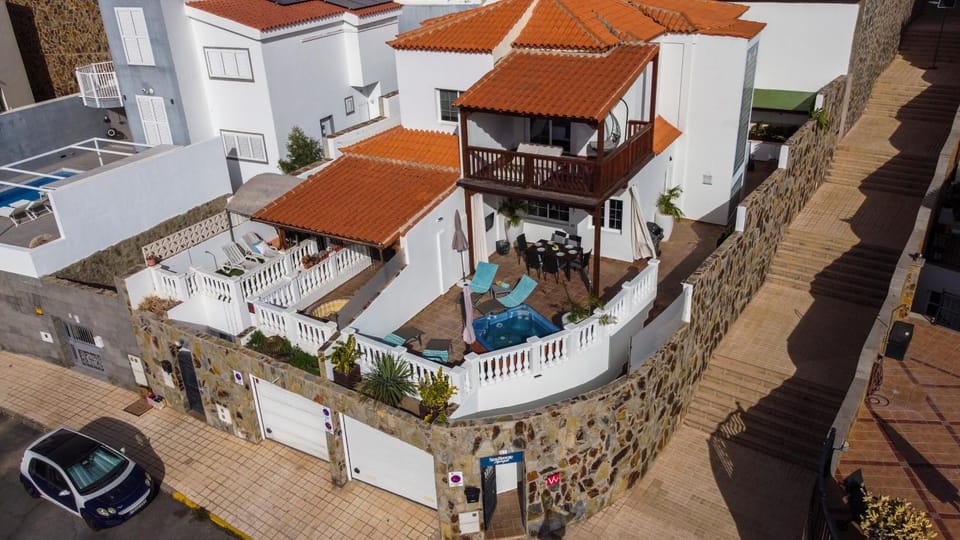 Property building, Day, sunbed