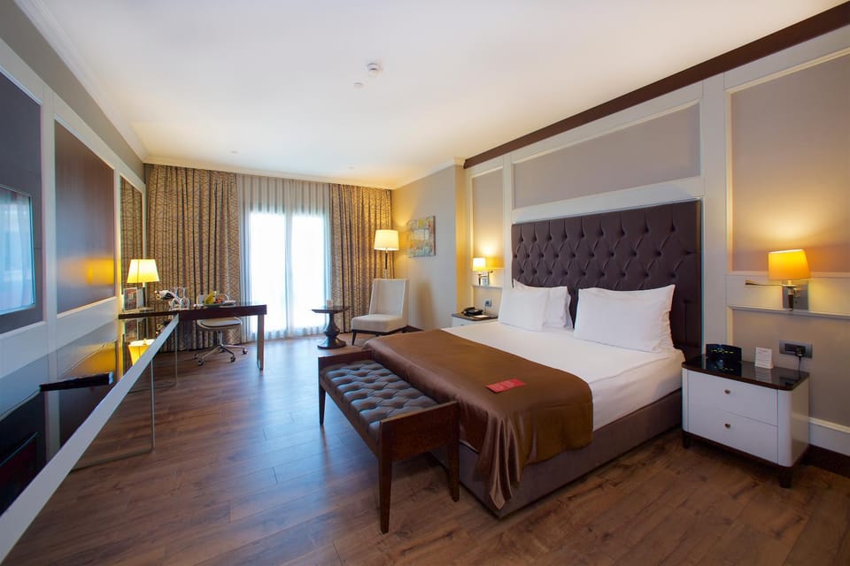 Communal lounge/ TV room, Bed, TV and multimedia, Living room, Photo of the whole room, Seating area, Evening entertainment, Bedroom