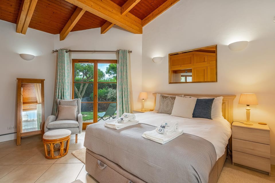 Bed, Bedroom, towels, wardrobe