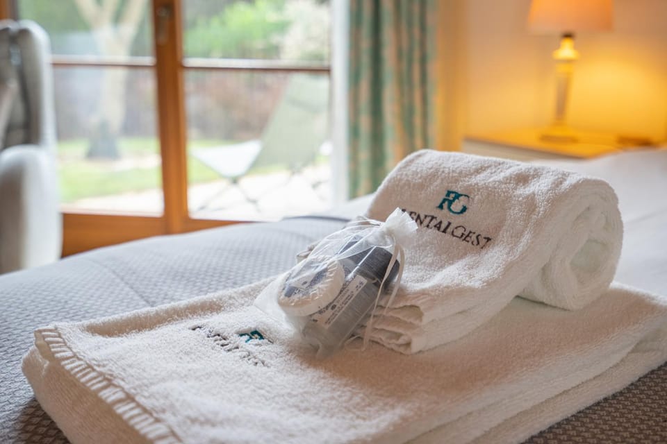 Bedroom, towels