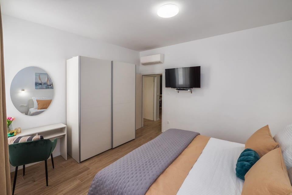 Bed, TV and multimedia, Photo of the whole room, Bedroom, wardrobe, air conditioner