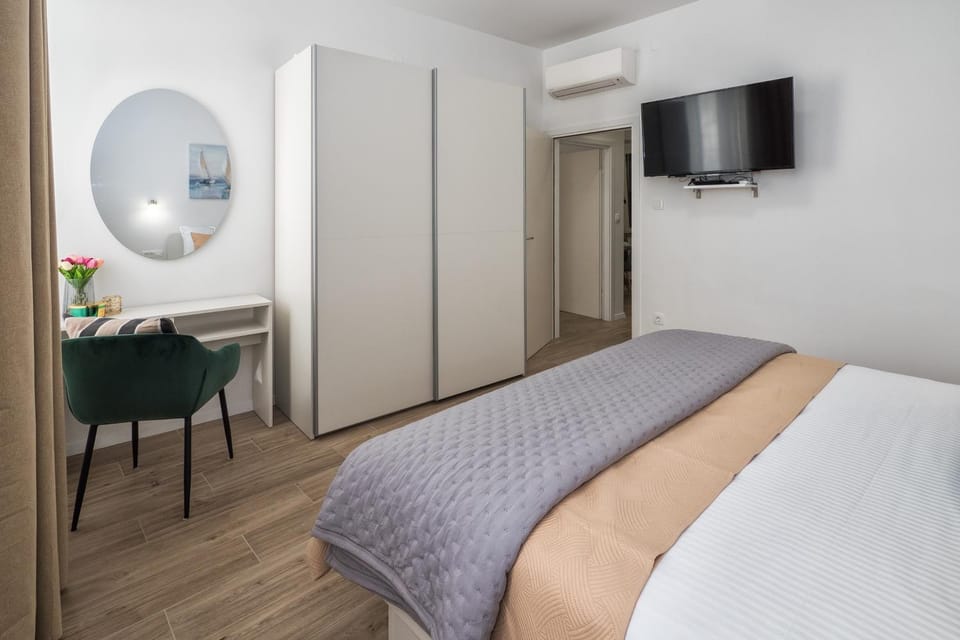 Bed, TV and multimedia, Photo of the whole room, Bedroom, hair dresser, wardrobe, air conditioner