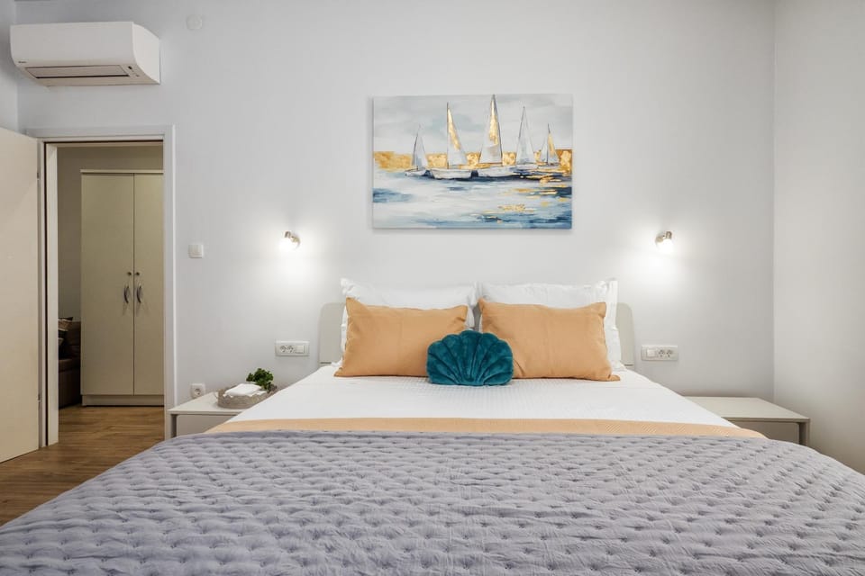 Bed, Photo of the whole room, Bedroom, air conditioner