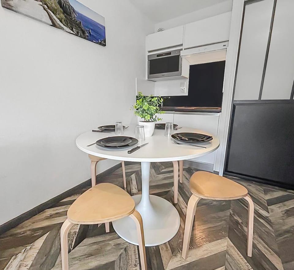 Kitchen or kitchenette, Dining area