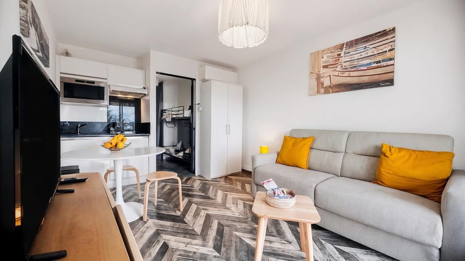 TV and multimedia, Kitchen or kitchenette, Living room, Dining area, oven