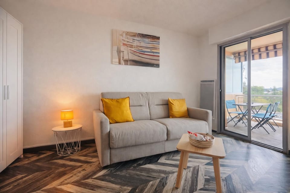 View (from property/room), Balcony/Terrace, Living room, Seating area