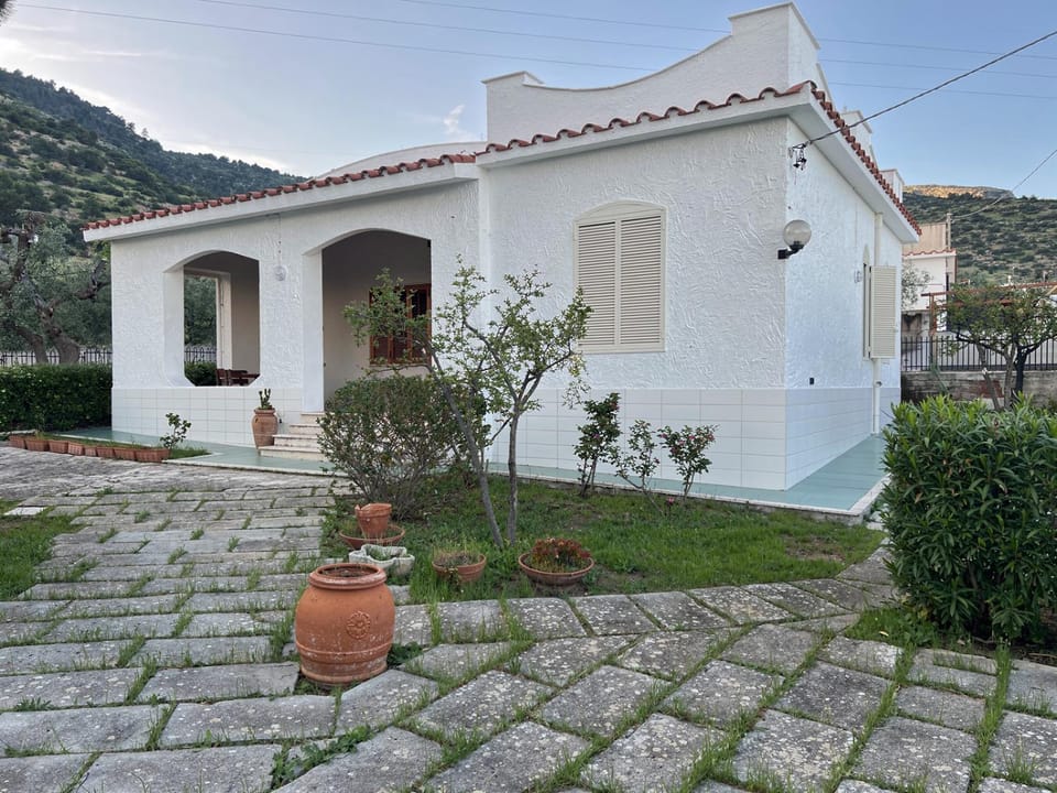 Property building, Spring, Day, Garden, Garden view