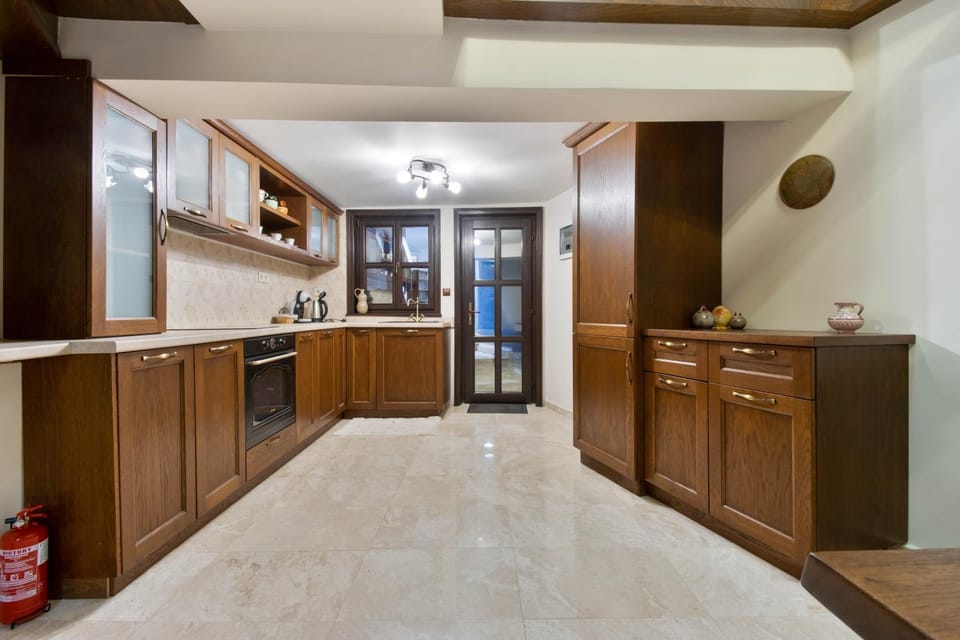 Kitchen or kitchenette, Communal kitchen