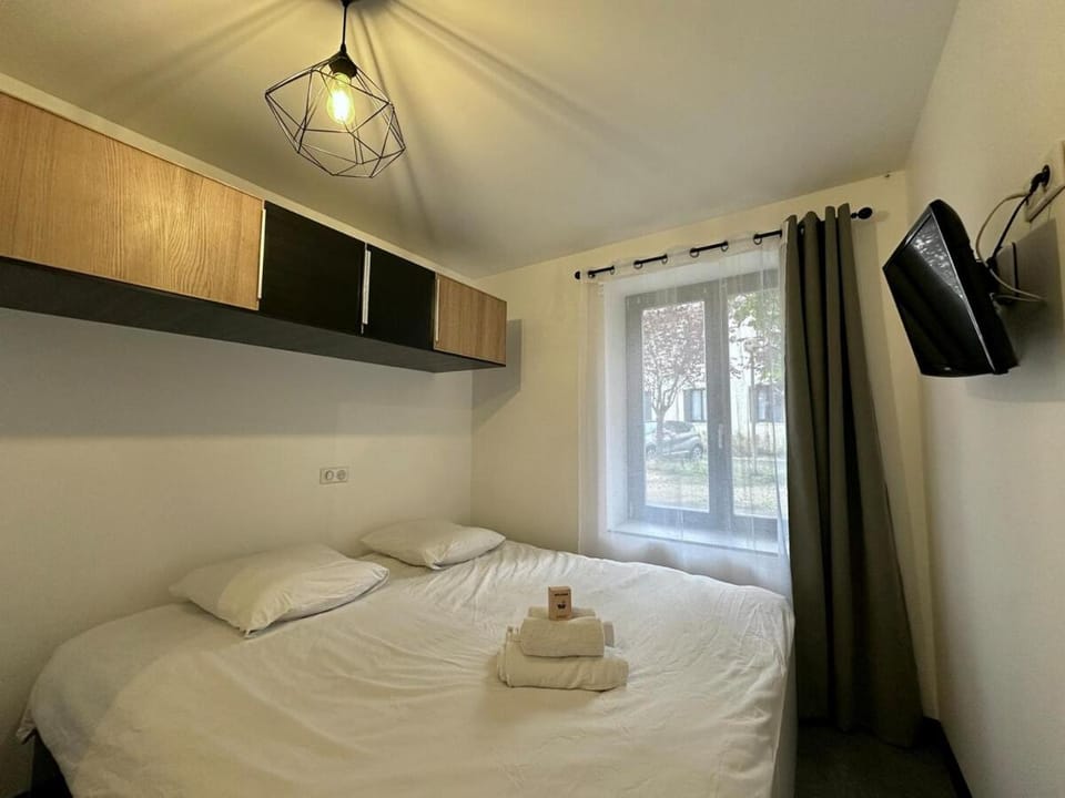 Bed, TV and multimedia, Photo of the whole room, Bedroom, towels