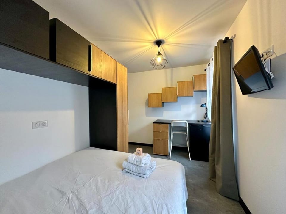 Bed, Photo of the whole room, Bedroom, towels