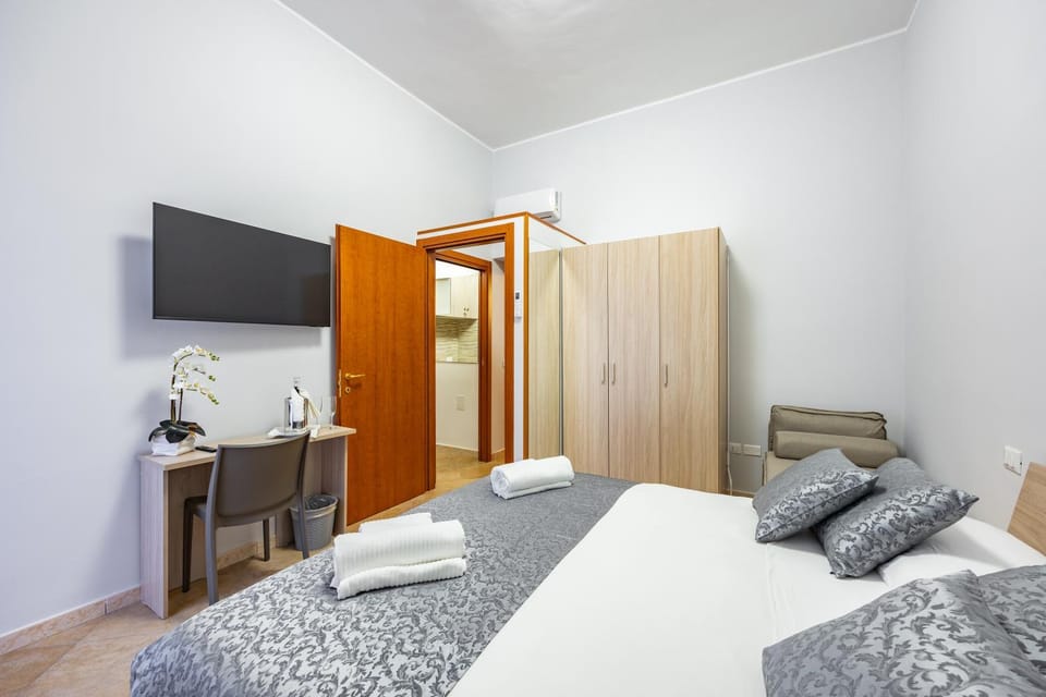Photo of the whole room, Bedroom
