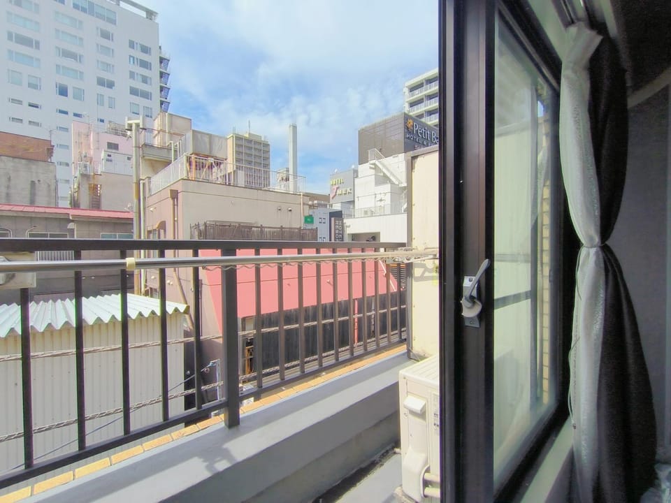 Shinjuku Center 新宿中心#Shinjuku kabukicho#3 min walk from subway##高速无限制网路#新装修高级公寓#大楼一层入口自动锁门Newly renovated#4X4 Apartment in Shinjuku