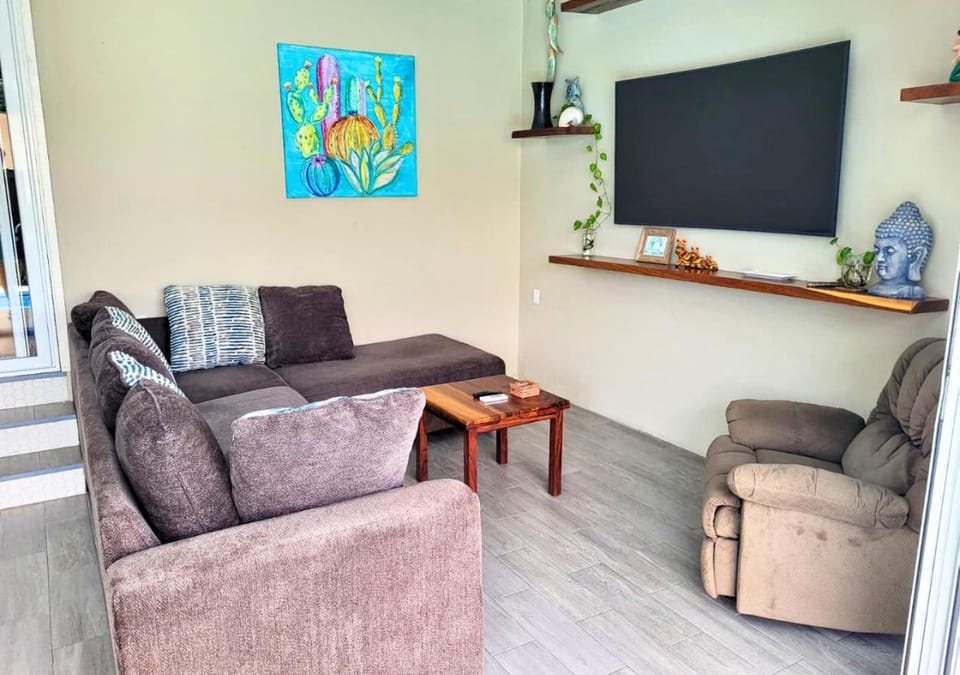 Communal lounge/ TV room, TV and multimedia, Living room, Seating area