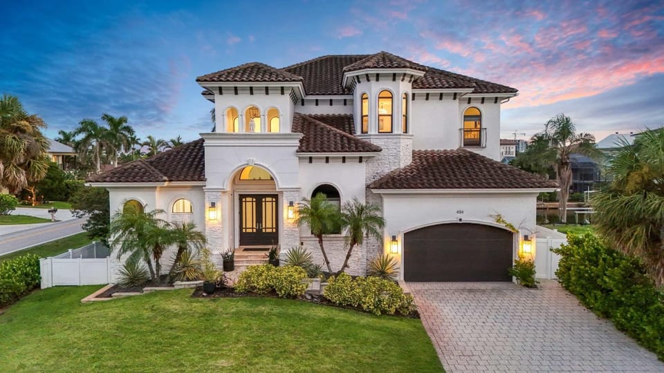 Spacious Luxury Waterfront Retreat with Pool & Spa House in Vanderbilt Beach