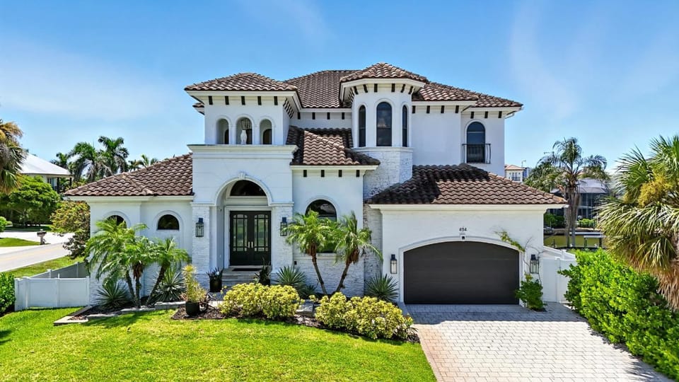 Spacious Luxury Waterfront Retreat with Pool & Spa House in Vanderbilt Beach