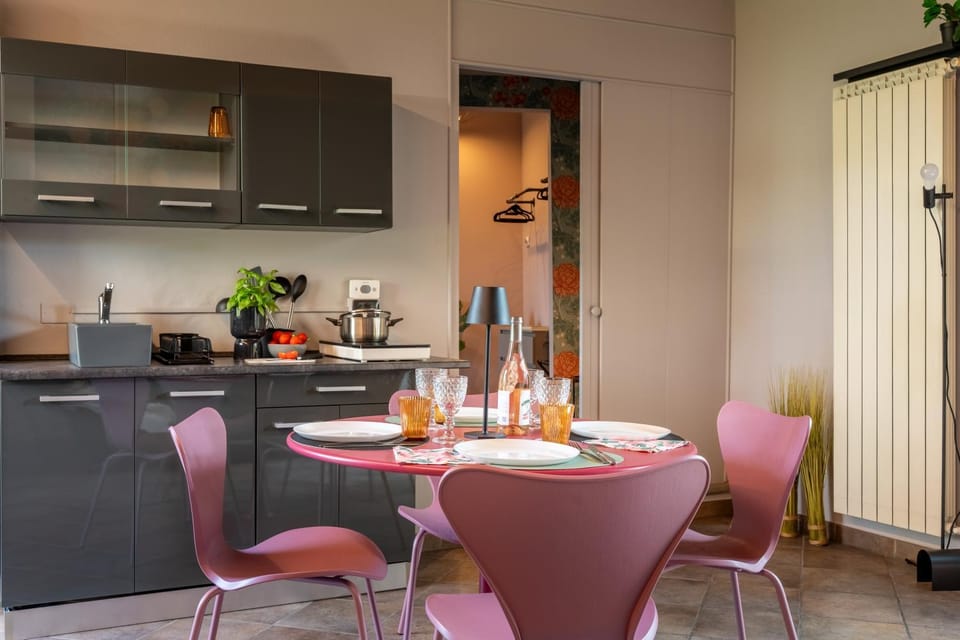 Coffee/tea facilities, Kitchen or kitchenette, Living room, Seating area, Dining area, pet friendly, stove