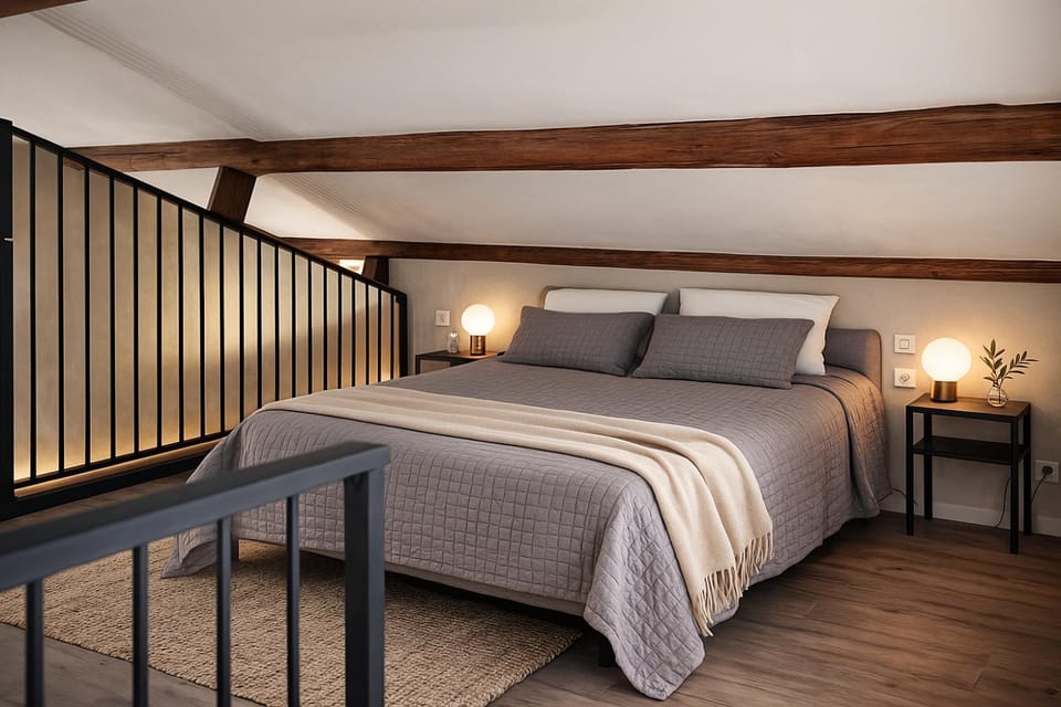 Bed, Photo of the whole room, Bedroom, storage, air conditioner