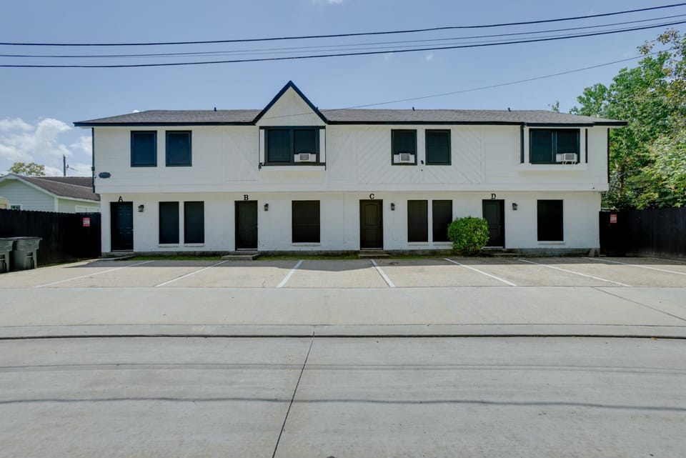 4 Mi to IAH: Suburban Houston Townhome House in Humble