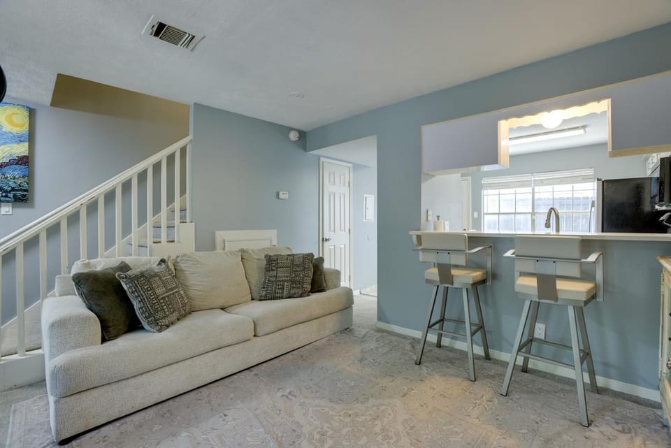 Pets Welcome! Humble Townhome 4 Mi to Airport House in Humble