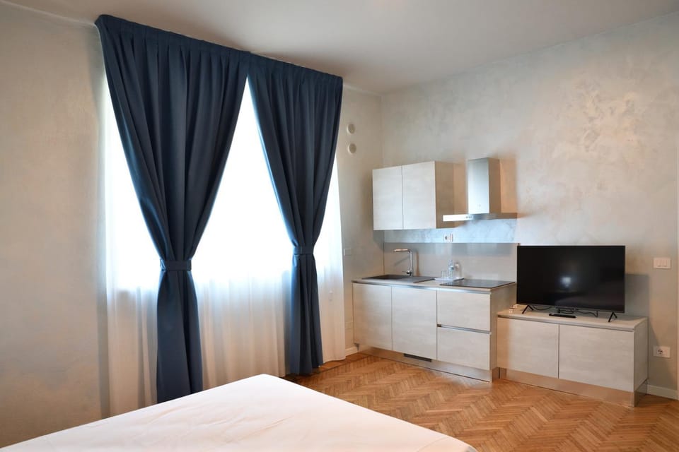 TV and multimedia, Photo of the whole room, Bedroom