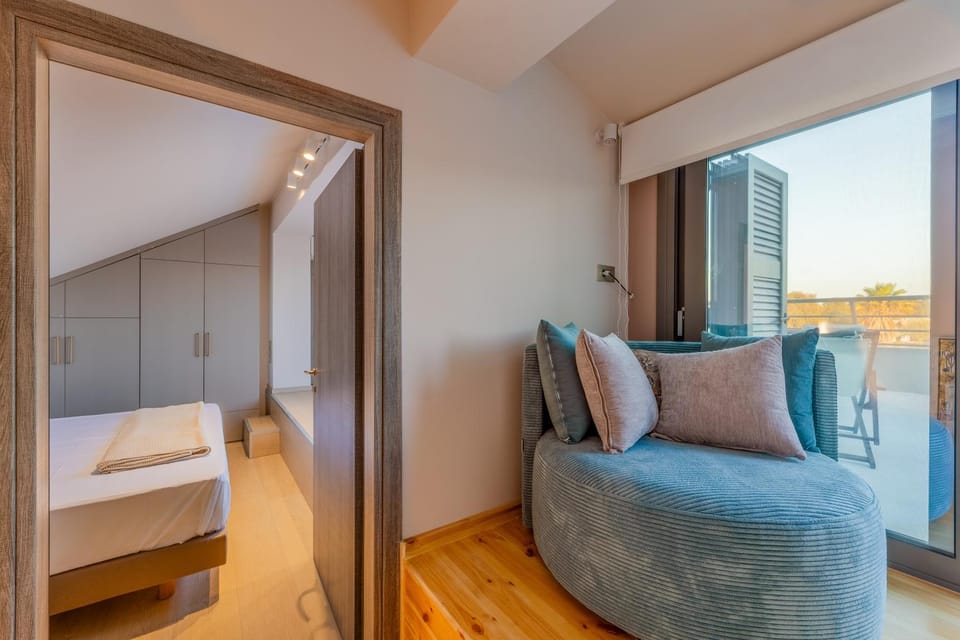 Bed, Living room, Photo of the whole room, Seating area, Bedroom