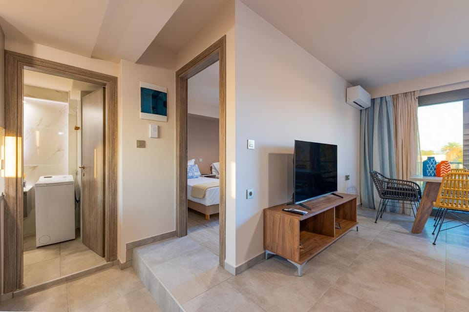 Bed, TV and multimedia, Living room, Photo of the whole room, Seating area, Bedroom