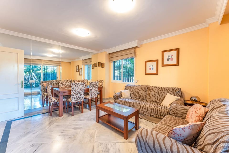 TV and multimedia, Living room, Seating area, Dining area, air conditioner