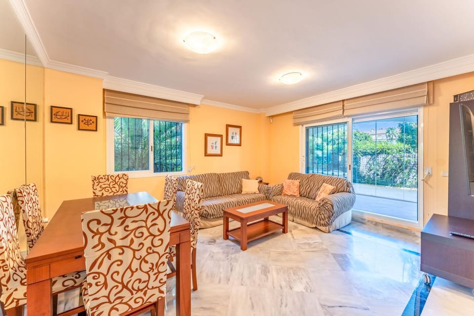 TV and multimedia, Living room, Seating area, Dining area, air conditioner