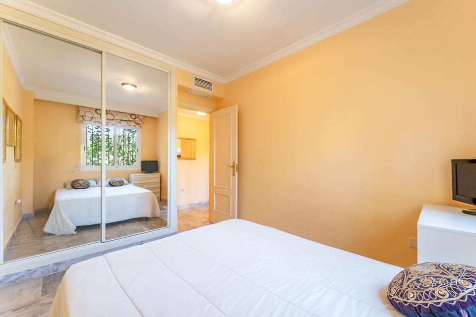 Bed, TV and multimedia, Photo of the whole room, Bedroom, wardrobe, air conditioner
