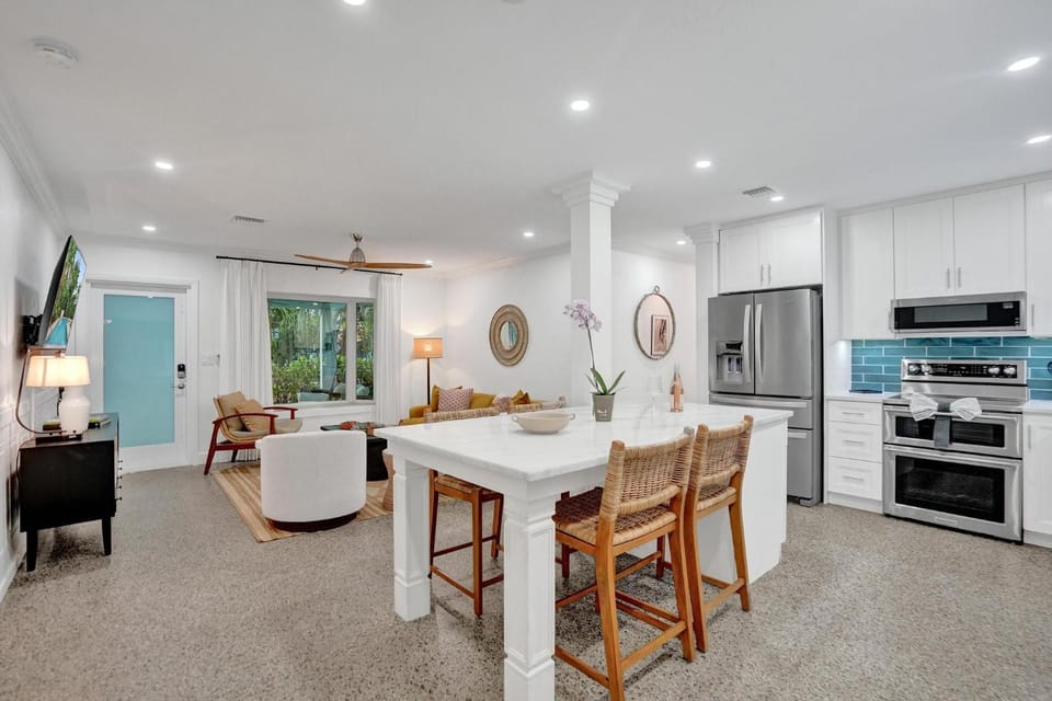 Kitchen or kitchenette, Living room, dishwasher, oven, stove